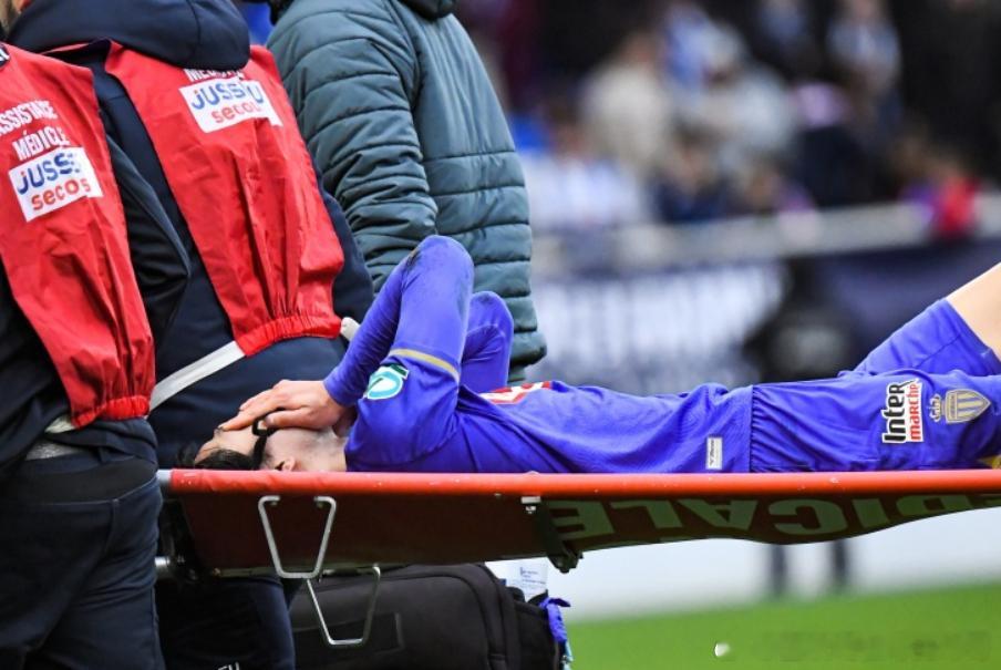 据法国《队报》报道，摩纳哥遭遇重创，其主力中场南野拓实在对阵欧塞尔的法国杯比赛中