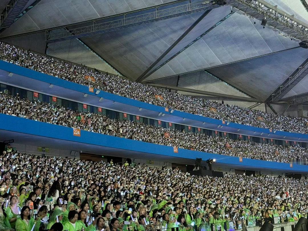 王源深圳演唱会上座率夯爆了王源六万人体育场的上座率深圳六万人体育场全场满座，无一