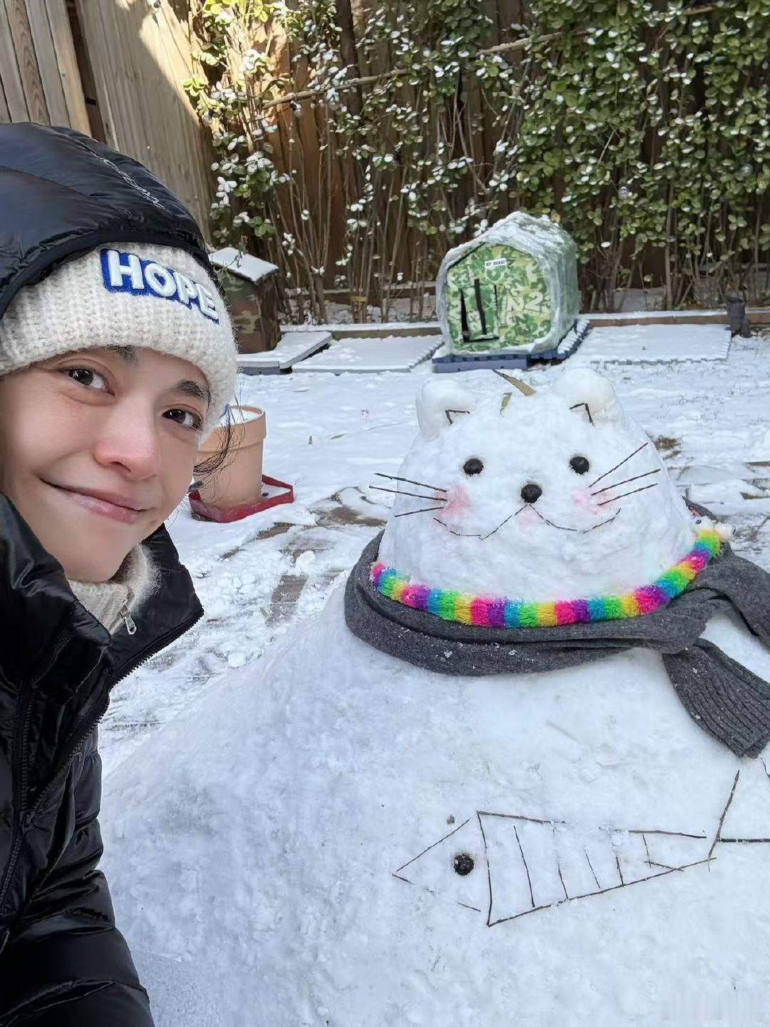 姚晨和儿子在家院子堆雪人 姚晨和儿子在家院子堆雪人，雪猫嘴角上扬，好可爱姚晨和1