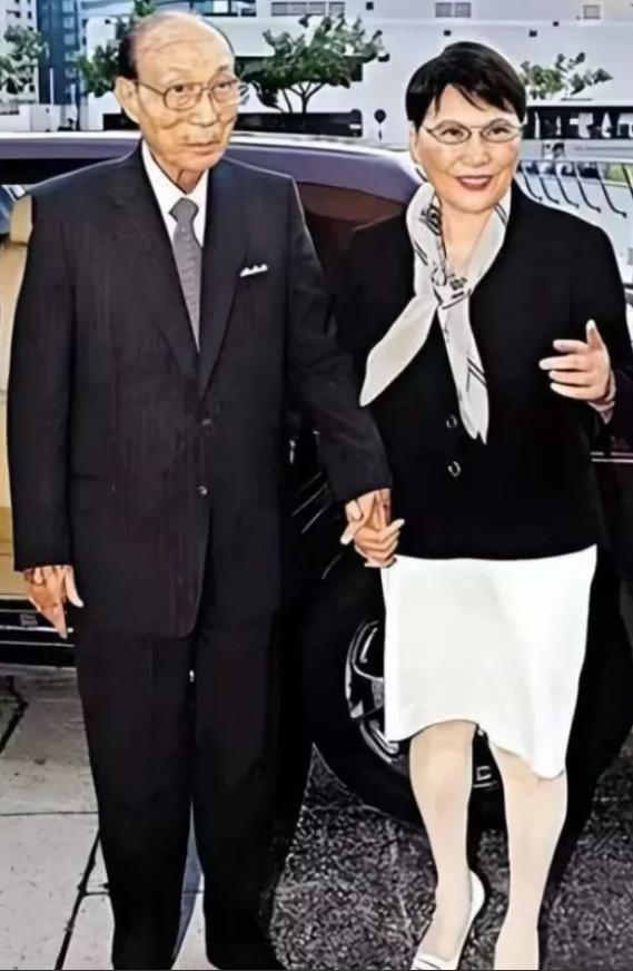 邵逸夫是个谜！他每年向国内捐 1 亿港币，2014 年邵逸夫去世，他死后 200