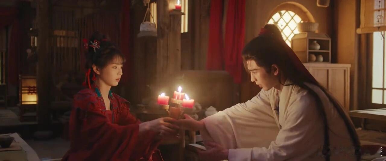 《逐玉》启用两大颜霸，破碎感男主与甜美坚韧女主同框，画面的确赏心悦目。然而，该剧