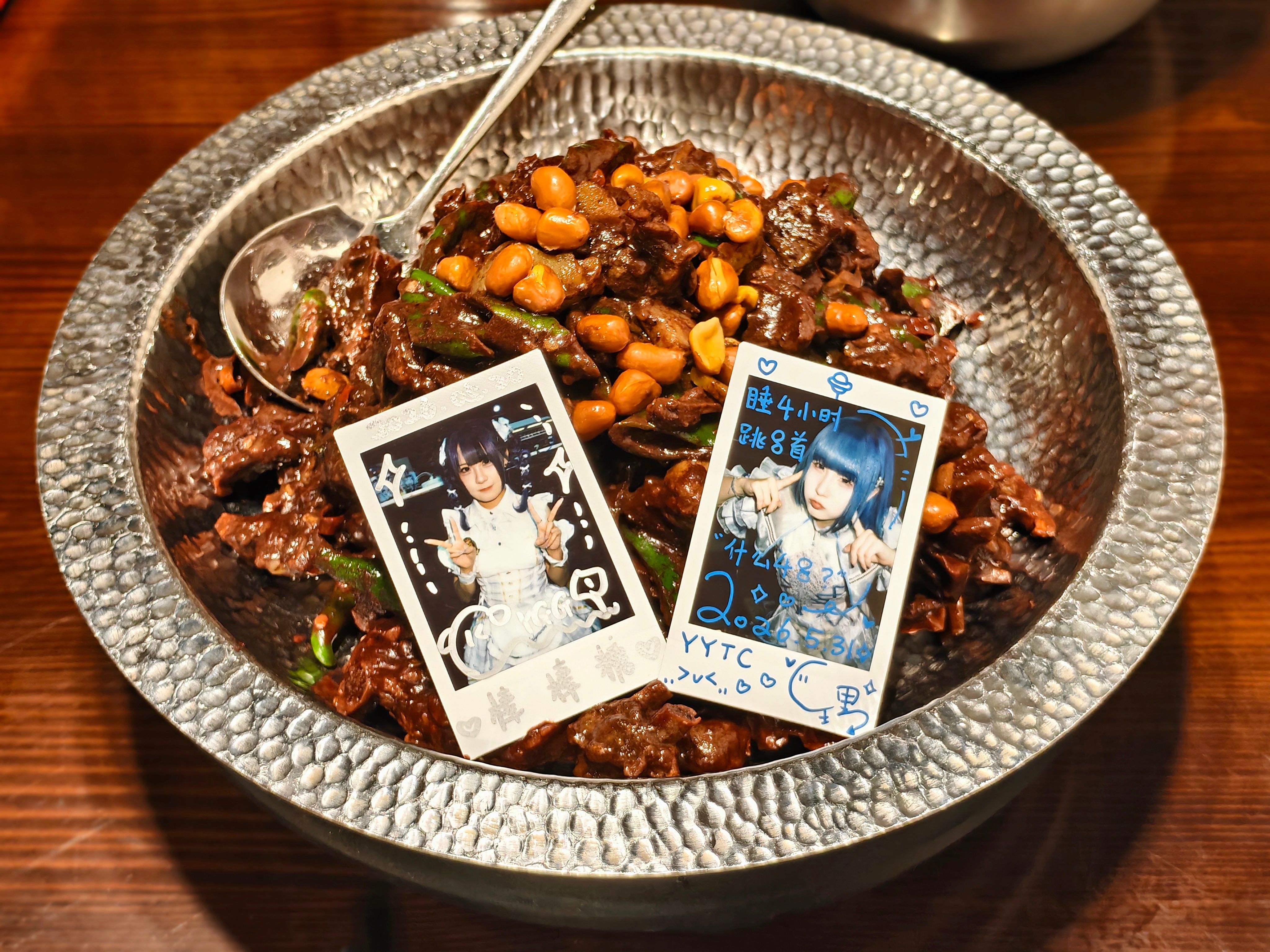 出差吃什么 到点了该吃饭了~今天吃点特色的，【炒血鸭】我感觉老公肯定没吃过，嘻嘻