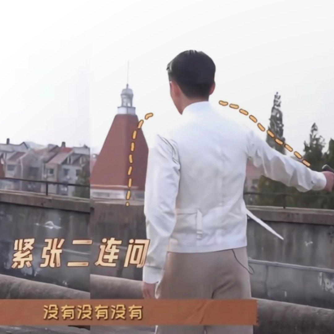 丞磊的玩道具枪的好奇心太强了哈哈哈看到个路人说“当时看到丞磊后面还开了好几枪嘞”