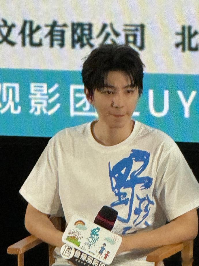 在《野孩子》映后采访中，王俊凯为使马亮角色更立体，每晚河边散步，感受广场舞、太极