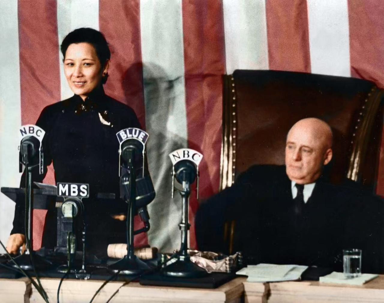 大家认出下面老照片是哪位女士不？

1943年，其以常凯申特使身份，赴美访问，全