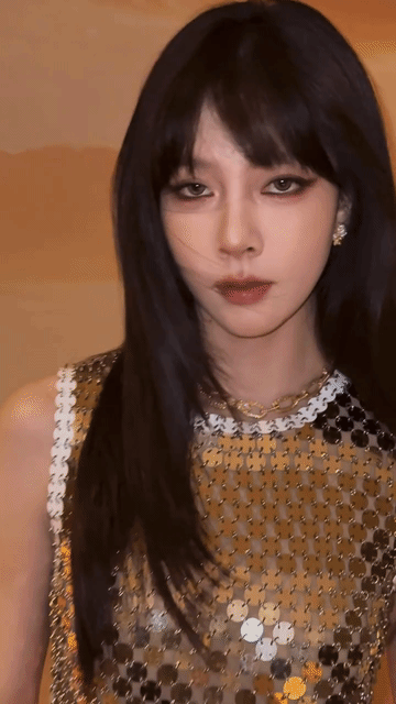 宋妍霏这身打扮太惊艳了！齐刘海配烟熏妆又萌又A，闪片裙在灯光下闪闪发亮，像童话里