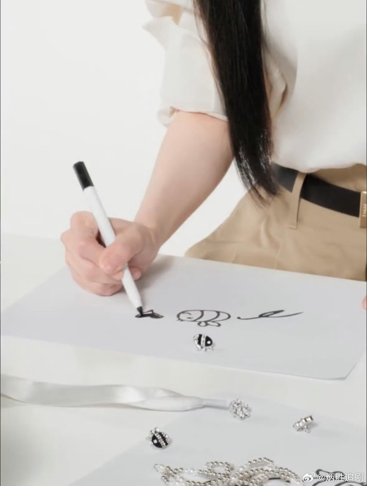 杨幂真的很爱🐝，双向奔赴 