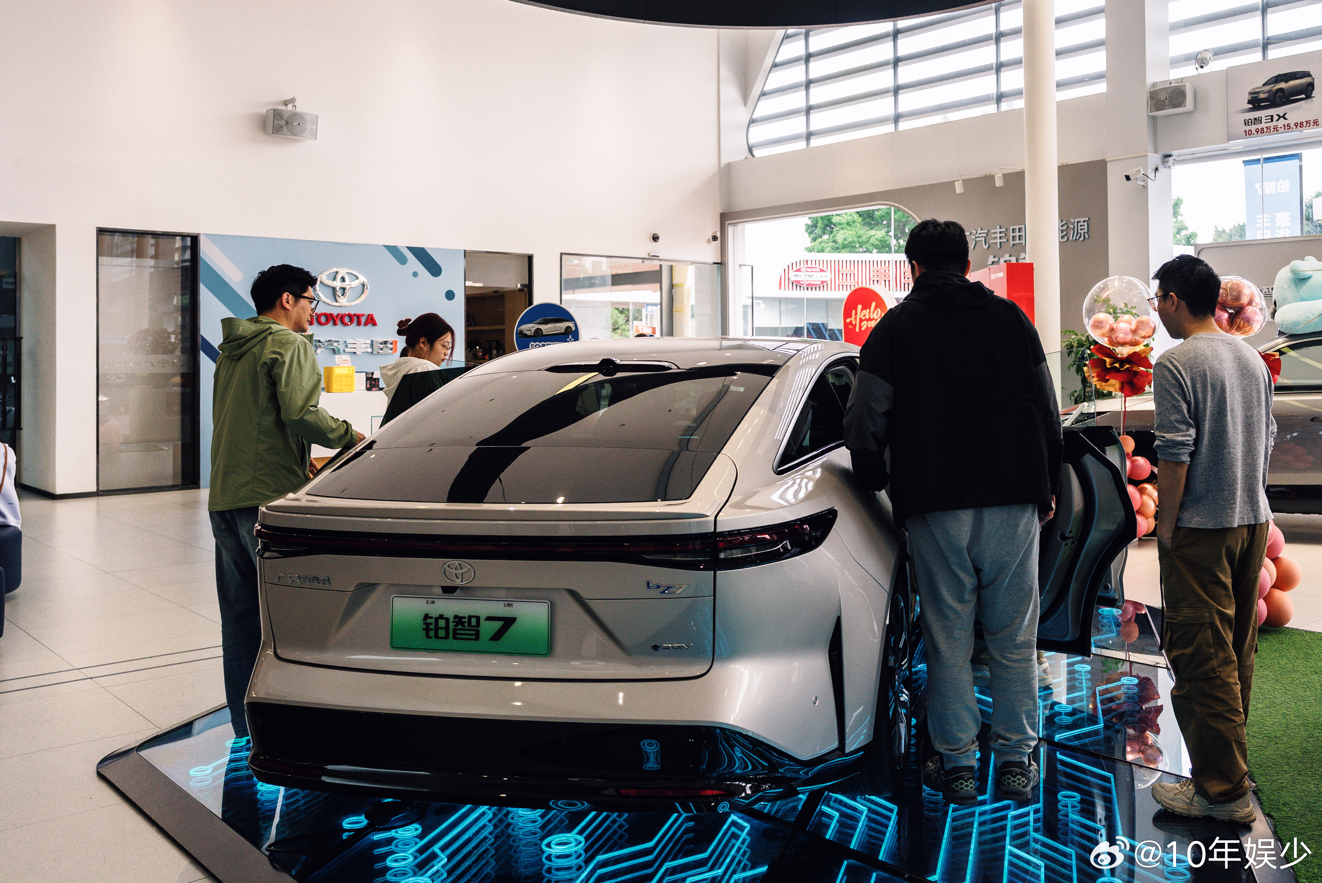 小米官微预祝铂智7上市成功 从流量到价值，铂智7正以科技生态共建者之姿启航。新能