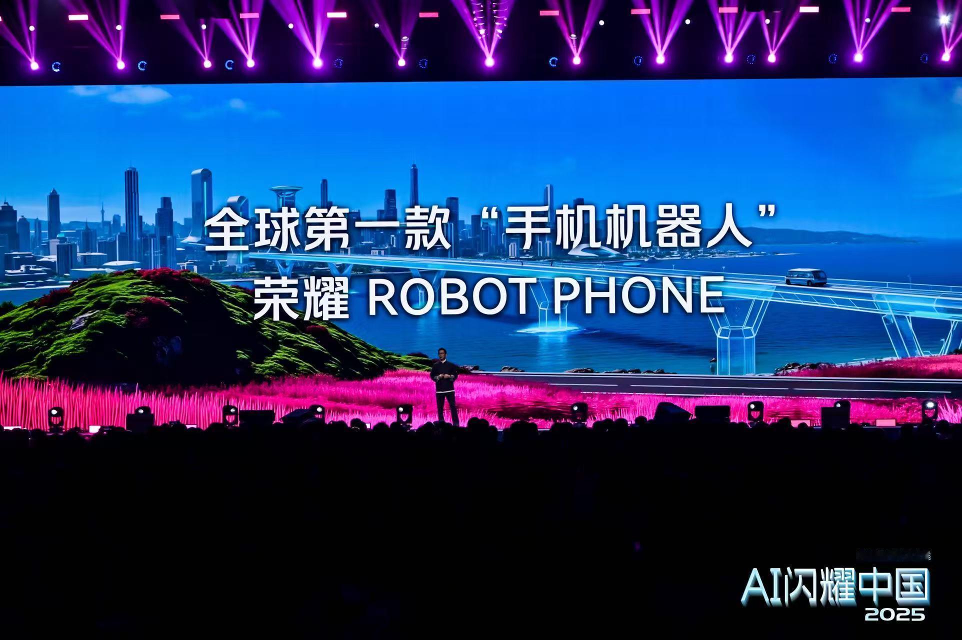 荣耀ROBOT PHONE真机亮相吴晓波科技人文秀作为全球首款手机机器人，荣耀R