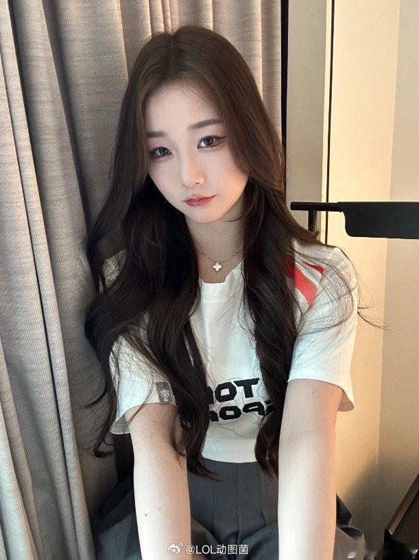 S15为TES加油 TES对战G2提前穿上TES的队服了？解说Kitty晒照：谢