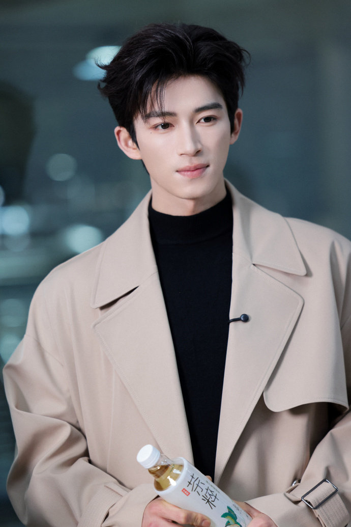 王星越24岁生日照 王星越24岁生日海报  王星越24岁正启程，生日海报满分男友