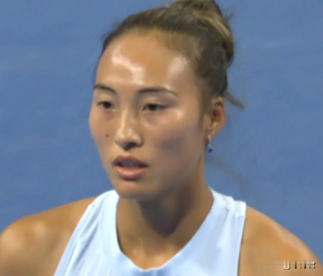 老实说郑钦文这状态感觉还是不太行，比赛打得太支离破碎了，不是空抛就是出界，要么就