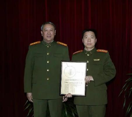 杨利伟和总参谋长合影。