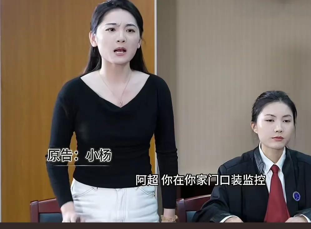 男子在家门口安装监控，遭女邻居起诉！女邻居：“你偷窥我的隐私，必须拆除！”男子：