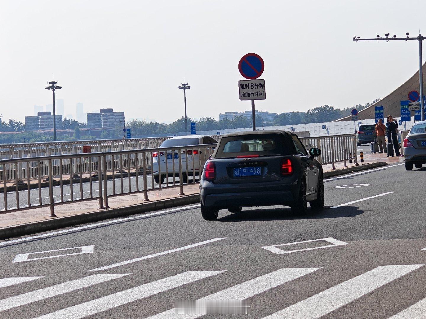 敞篷MINI的后备厢竟然是天地门，有点意思啊，承重80Kg，适合周末坐在车上享受