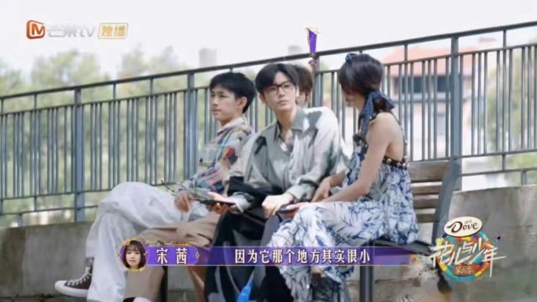 #侯明昊我不想留你在那买票# 侯明昊这样的旅行伙伴太合格了，宋茜想提前去买票，侯