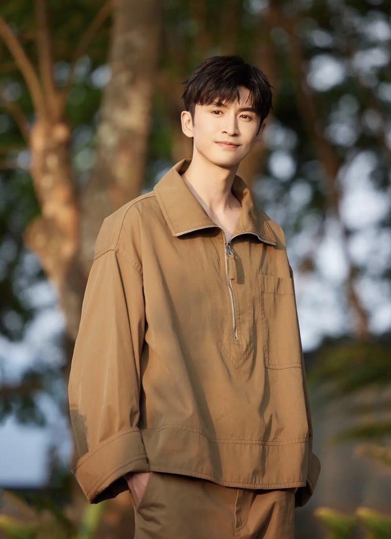 同年出生的四位美男子：张云龙、林更新、罗云熙、张若昀，谁才是你的理想型？
张云龙