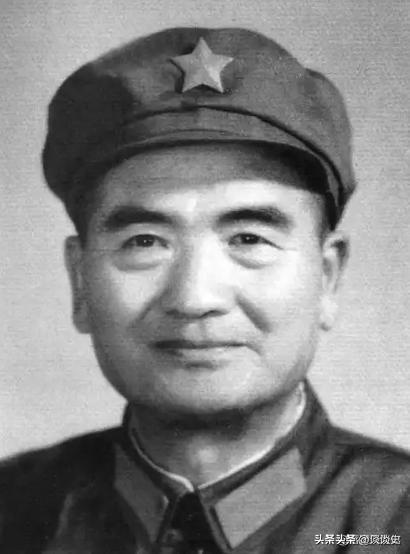 在1955年我军首次授衔的名单里，有一位将领格外特殊，堪称全军少有。他既不是战场