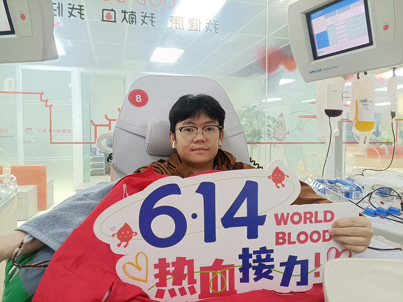 从18岁到27岁宁波小伙百次献血37500毫升6月14日是第23个世界献血者日。