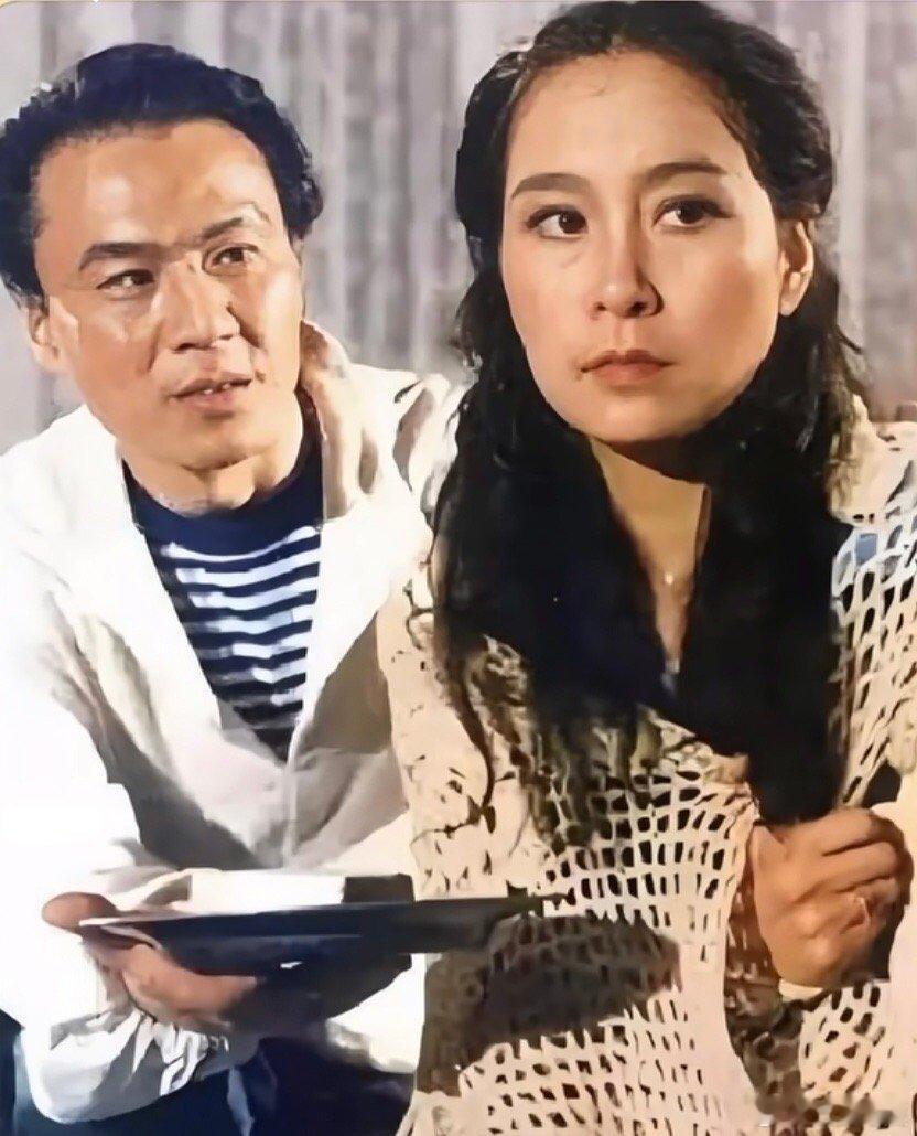 周野芒2024年胜诉奚美娟孩子奚美娟 冤枉前夫出轨  奚美娟和前夫周野芒的旧照。