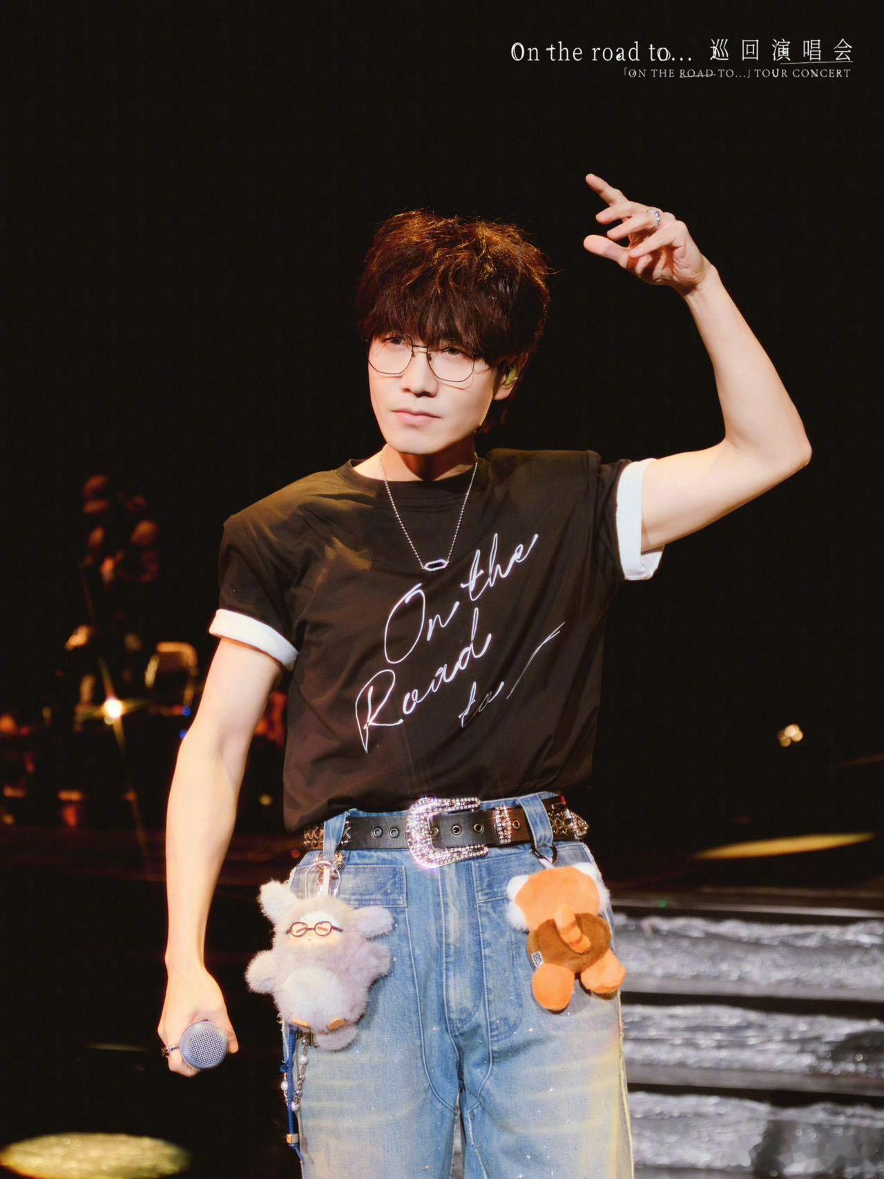 王铮亮一个跨晚一天官宣三次 别人跨晚一个舞台就够期待，王铮亮直接三连，这排面谁不