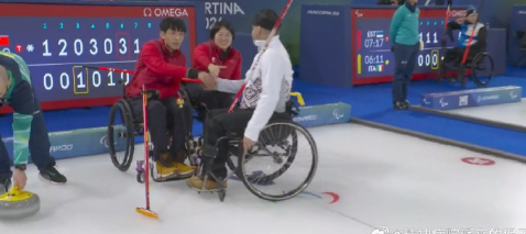 米兰冬残奥会轮椅冰壶混双循环赛第二轮：中国10-2拉脱维亚