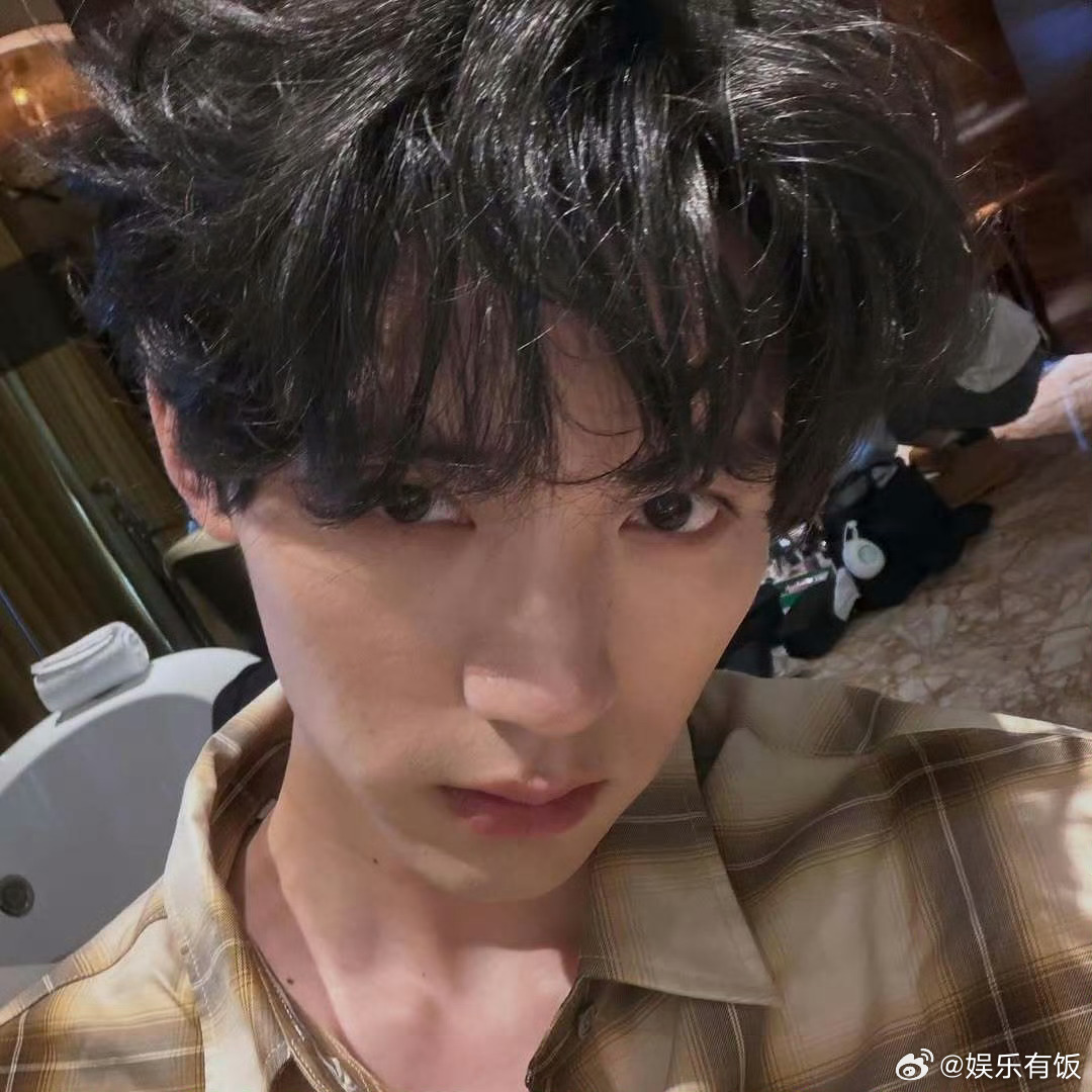 周翊然卷毛小狗 周翊然ins更新卷毛自拍！蓬松小卷毛软乎乎完全小狗来的，黑框眼镜