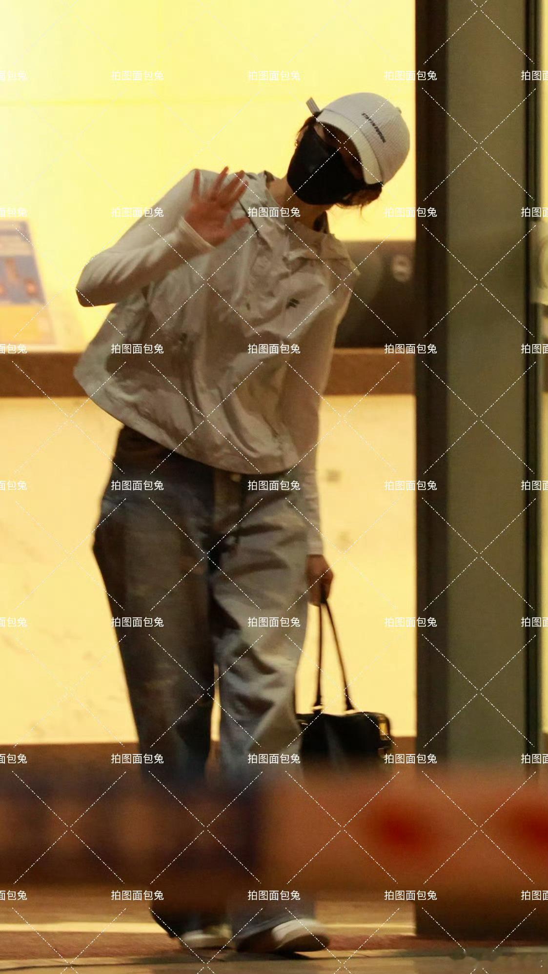 田曦薇已到达北京路透，清爽女大，期待明天的北京品牌活动，一切顺利明天见！