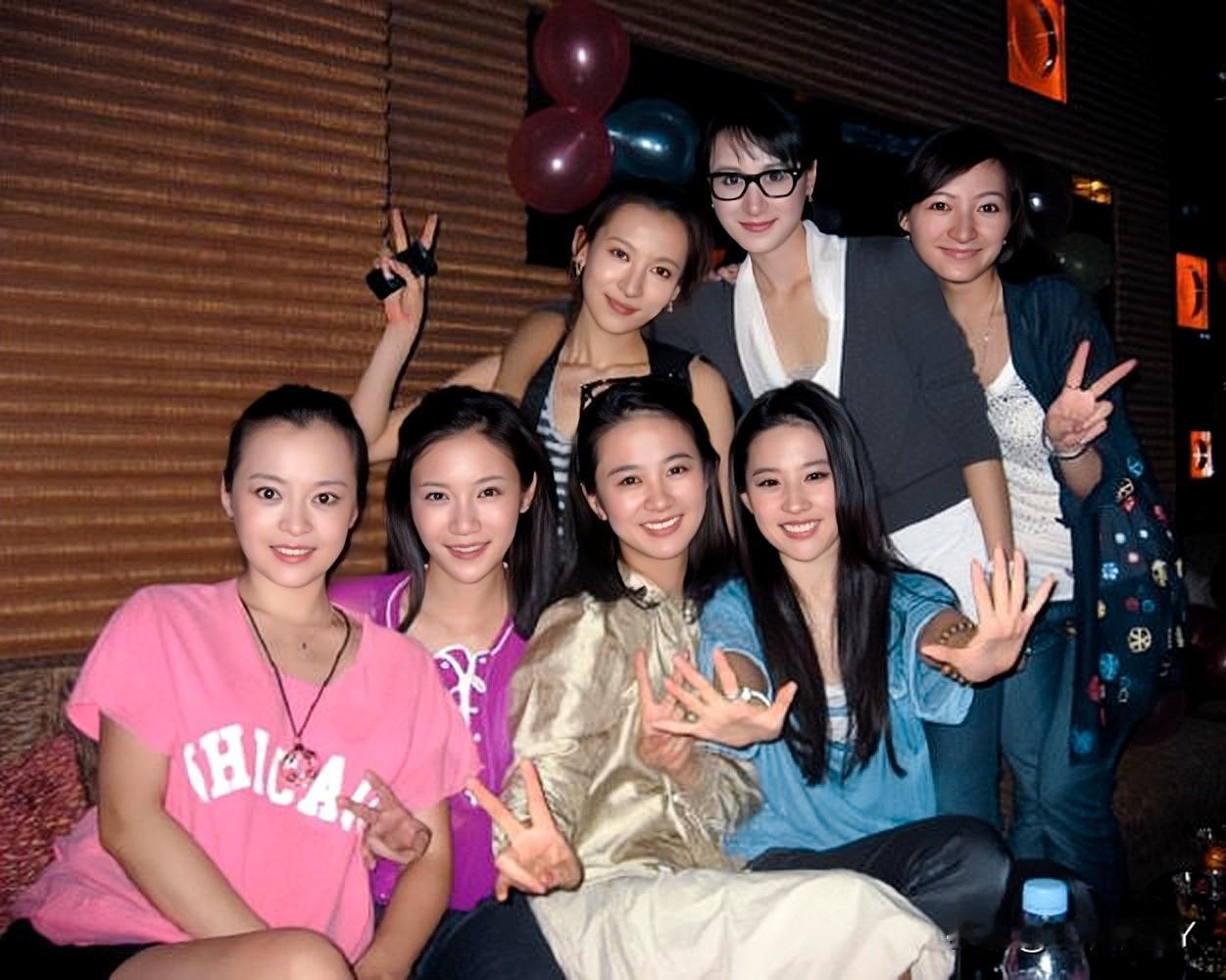 这是神仙姐姐刘亦菲与同学聚会的一张合影，拍摄2009年。彼时刘亦菲22岁，貌美如