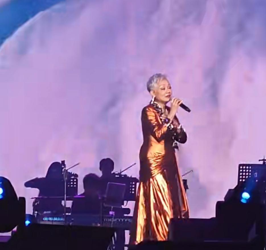 78岁叶丽仪在上海开唱，再次奉献那首经典的《上海滩》，引爆全场！叶丽仪78岁了，