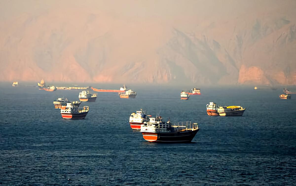 两艘中国相关超级油轮在霍尔木兹海峡掉头。
目前美伊局势尚未缓解，虽然没有重燃战火