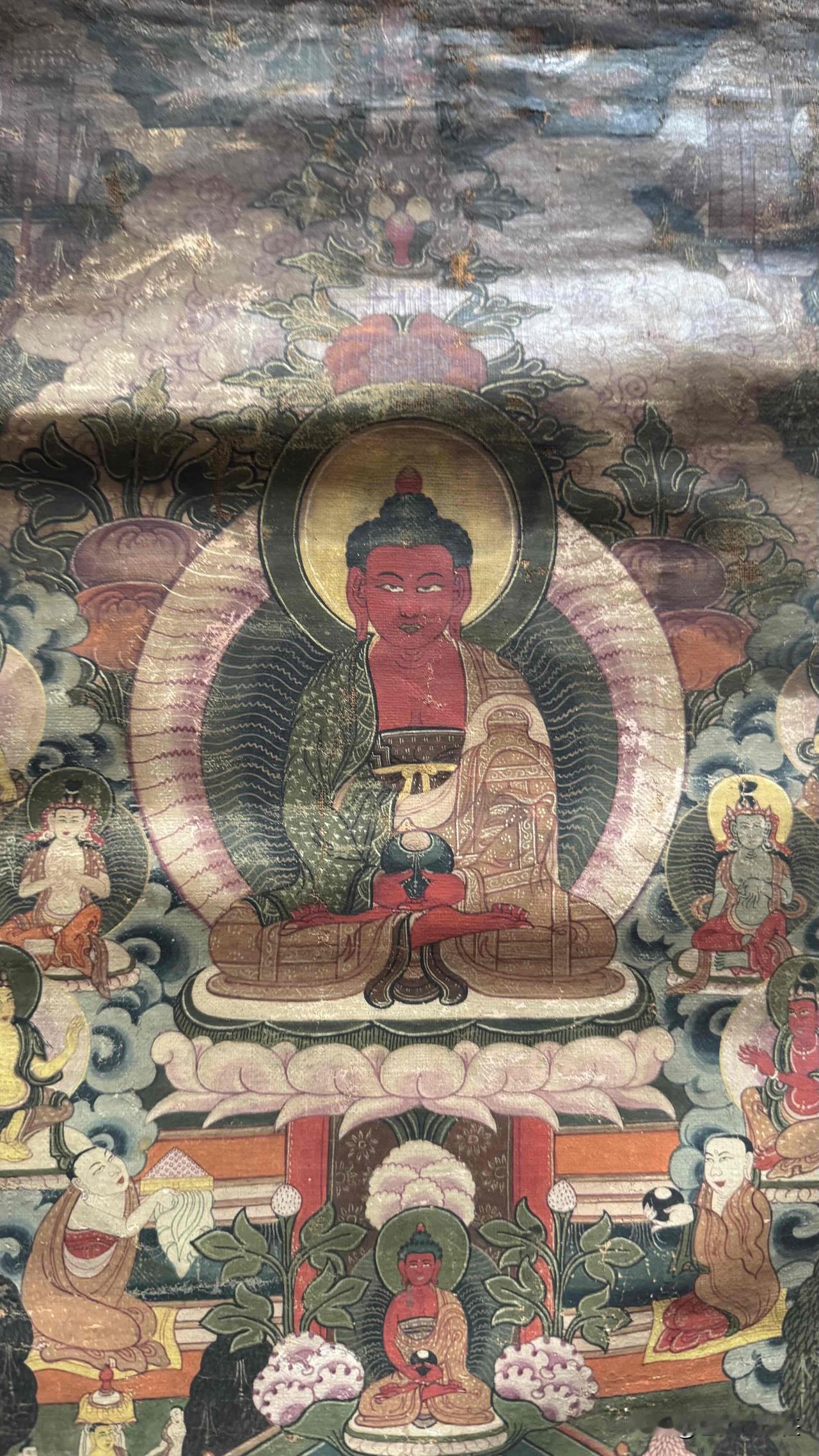 无量佛光：明代唐卡一幅
长71厘米
宽43厘米

明代唐卡传世极少。如今能找到一