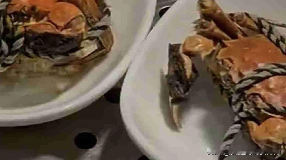 在浙大食堂实现“螃蟹自由”，8.8元一只，比外面便宜多了。

据视频11月5日报