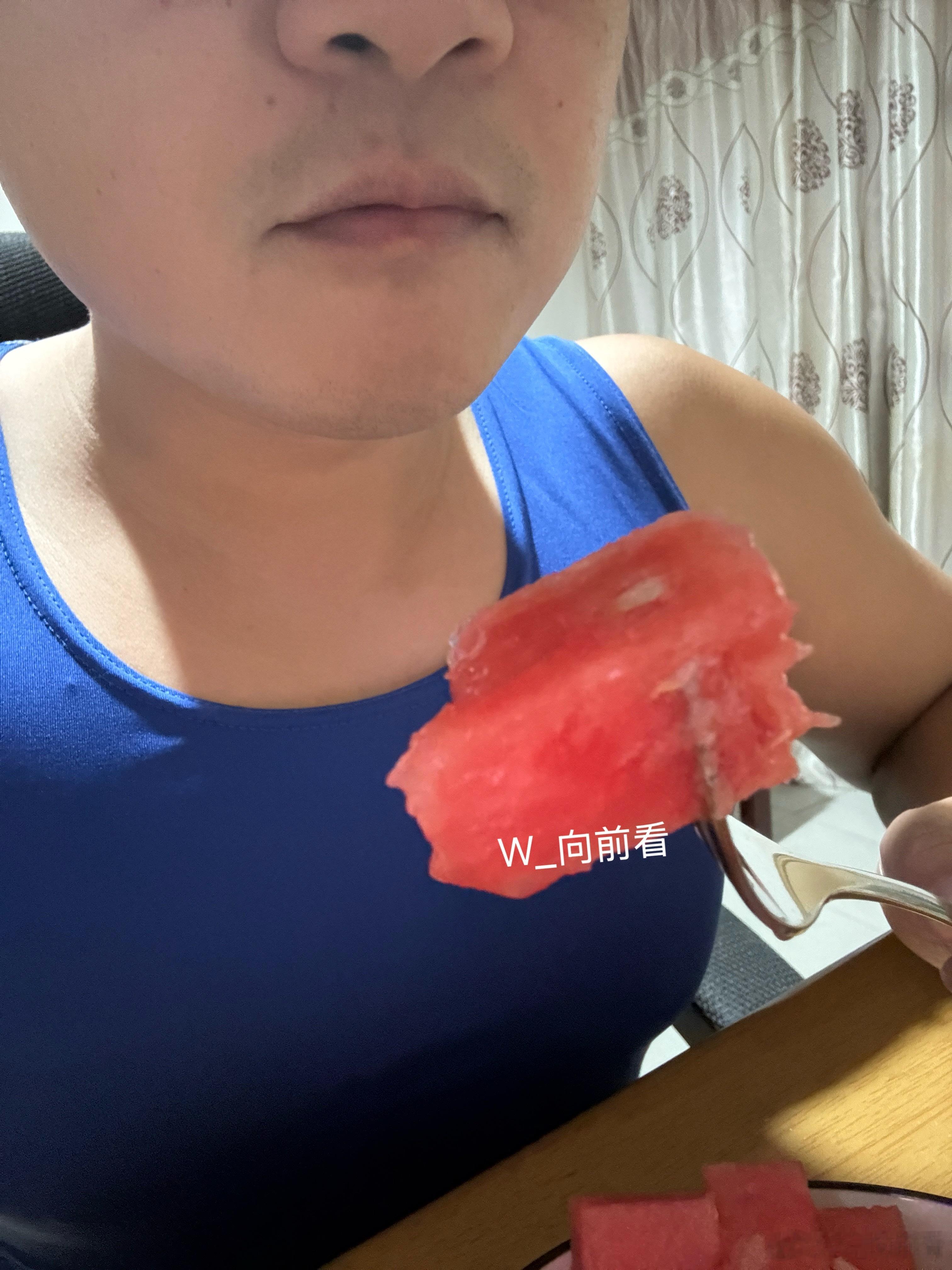 干活干累了，洗了澡吃点西瓜🍉，明天要上班了…… 