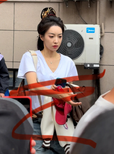 宋茜  |#山河枕# 今日出妆生图路透来啦[哇]金色发冠➕红色飘带😎 ​​​