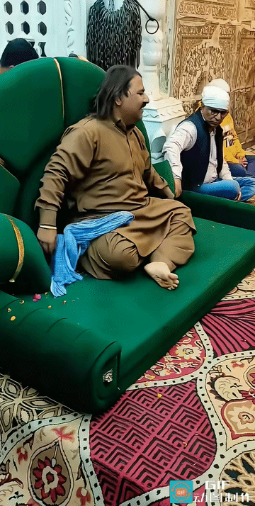 印度男子行吻脚礼，真的用嘴巴去吻别人的脚板。
画面中这个男子是印度当地的灵性导师