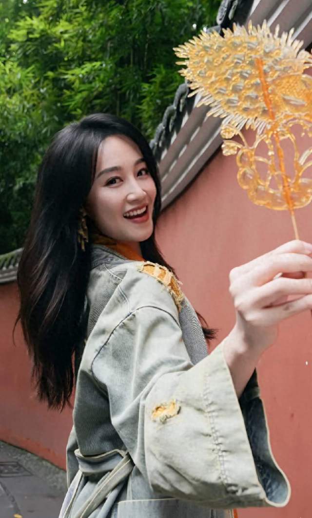 蓝盈莹新中式混搭太绝！水洗牛仔外搭+明黄暗纹内搭，松弛又复古