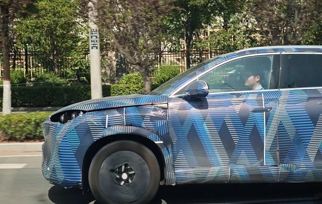 【新护卫舰07 疑似比亚迪海狮07 DM-i谍照】日前，网络上曝光了一组疑似比亚