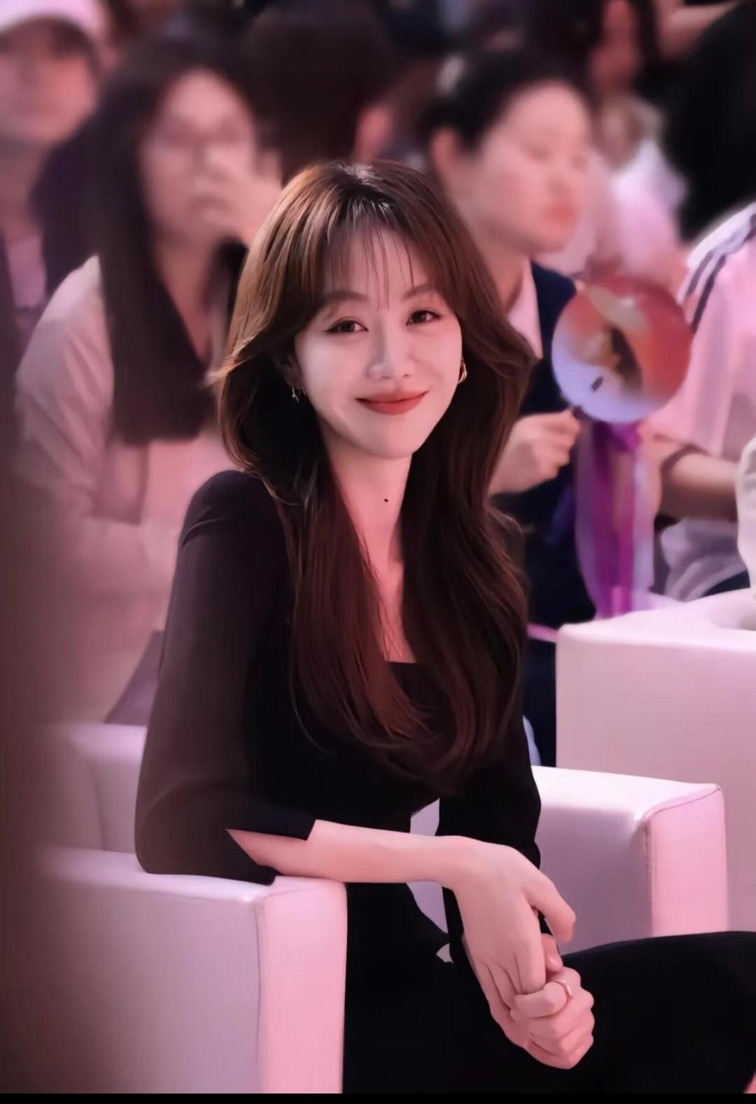 一开始看到她，我觉得长相放在女明星中，也还好吧！
但后来看过她的多部剧以及她的综