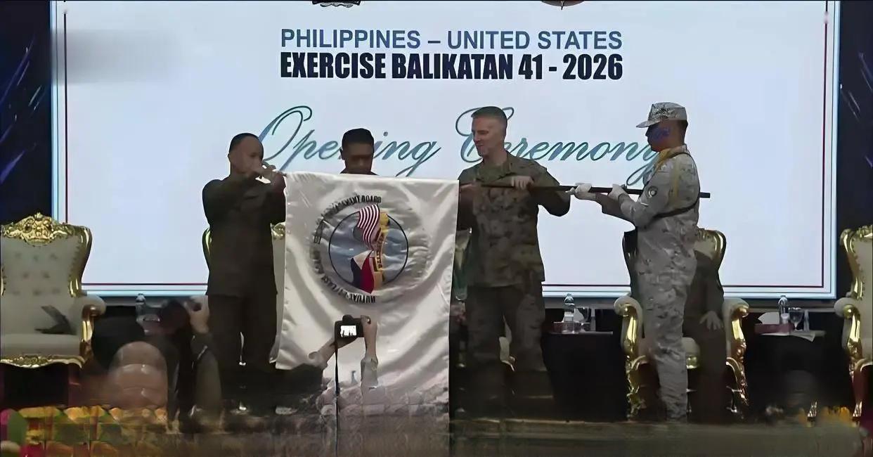 七国联军刚在南海摆开阵势，美媒就急吼吼地炒作“东风导弹即将发射”。这哪是军演，分