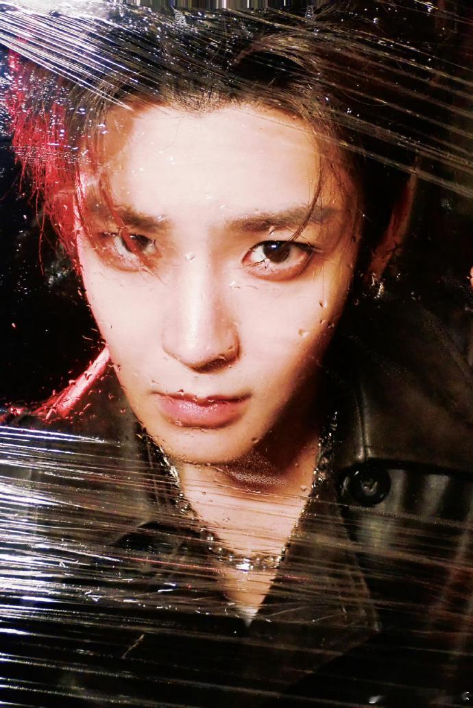 侯明昊半遮面眼神杀 他的少年感真的很绝，不是那种稚嫩的感觉，是带着点权威感的清爽