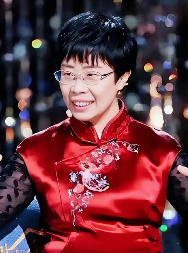 你敢信吗？前阵子还在诗词大会上温温柔柔讲唐诗宋词的蒙曼，就因为聊了几句清朝，直接