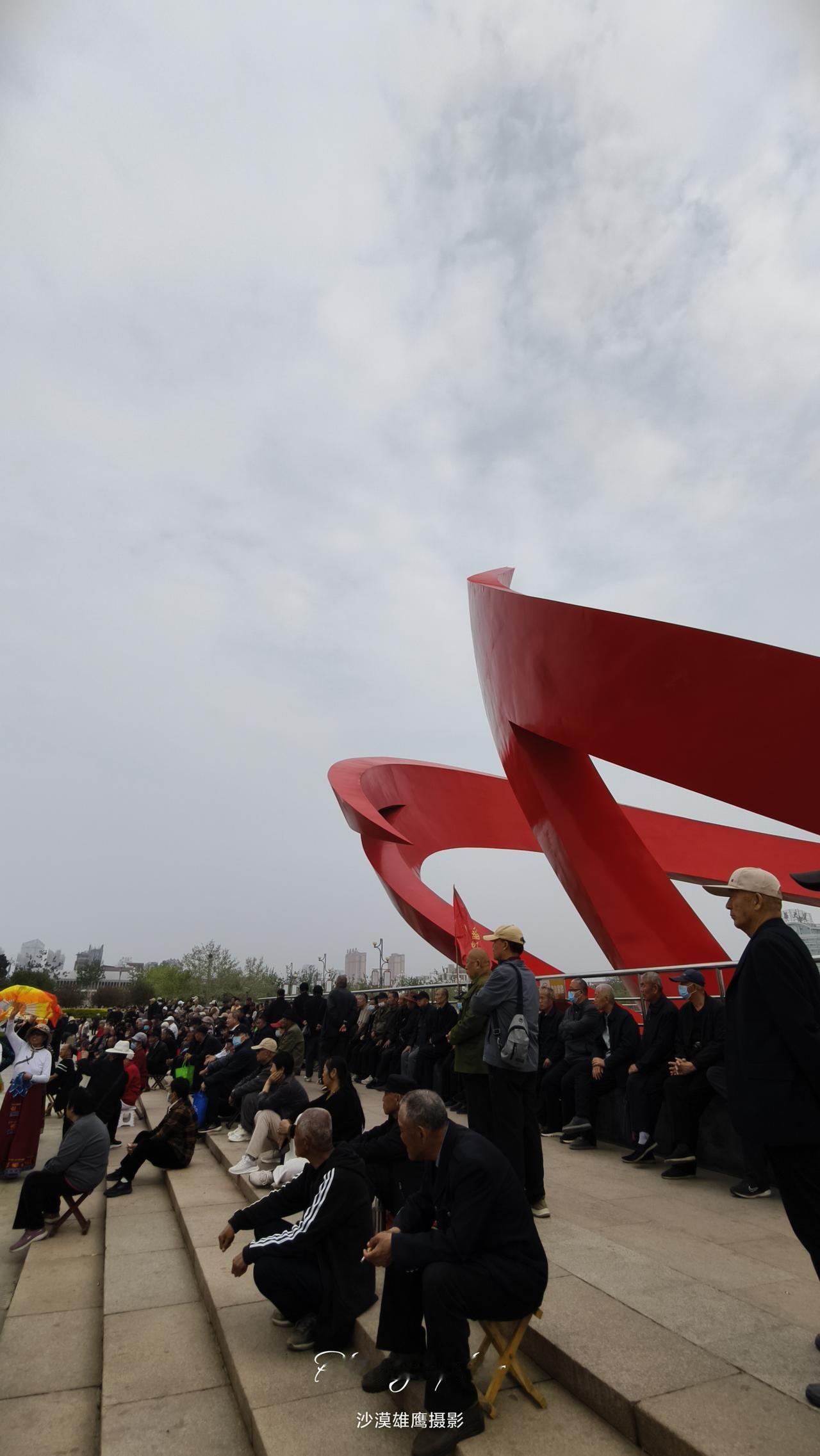 我们是幸福德州人！天天下午2点半左右，城市中心广场就成了欢乐的海洋。唱歌的、跳舞