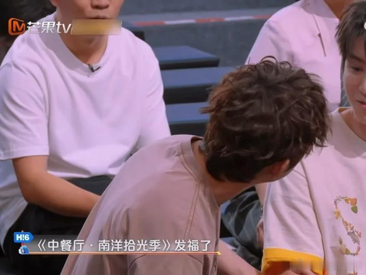 何老师王俊凯见面打招呼，何老师：WJK，咱WJK小跑着就过去抱抱何老师啦，小凯还