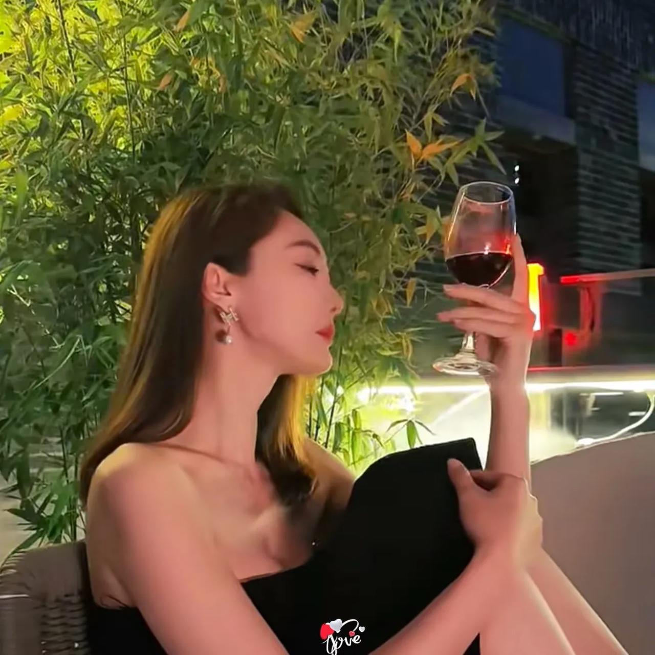 酒杯太浅，敬不了来日方长；缘分太短，走不到白发苍苍；不是年少守不住初心，而是现实
