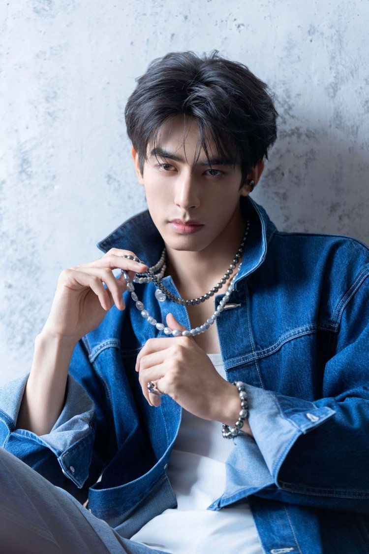 你们看宋威龙的手 性张力拉满的名品手！宋威龙的手脉络分明，又白又长，戴上饰品后，