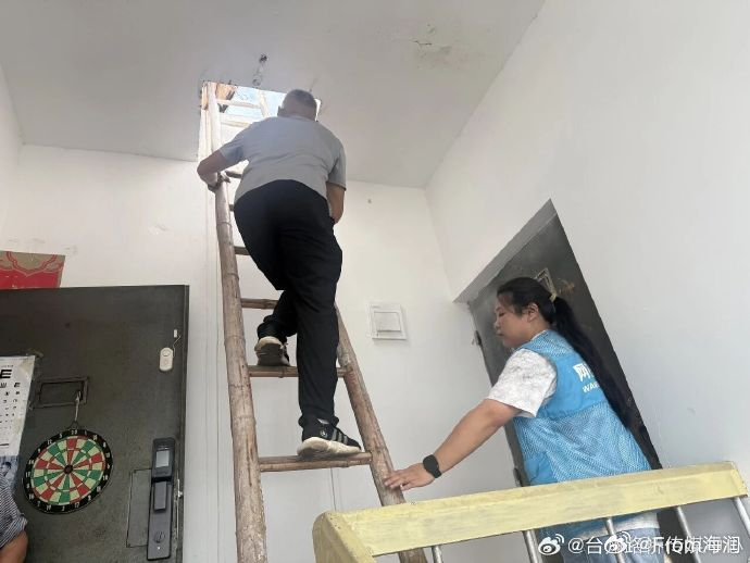 铁皮悬空台州志愿者高空排险守护群众安全 台风刚过，路桥路北街道邮电小区头顶却悬着