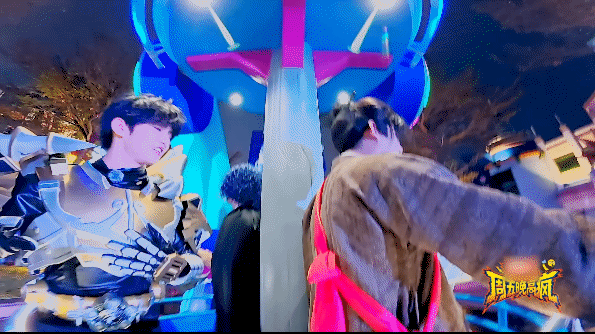 穆祉丞走到哪装备掉到哪周五晚高疯 穆祉丞这掉装备技能点满了！走秀掉帝皇侠零件，花