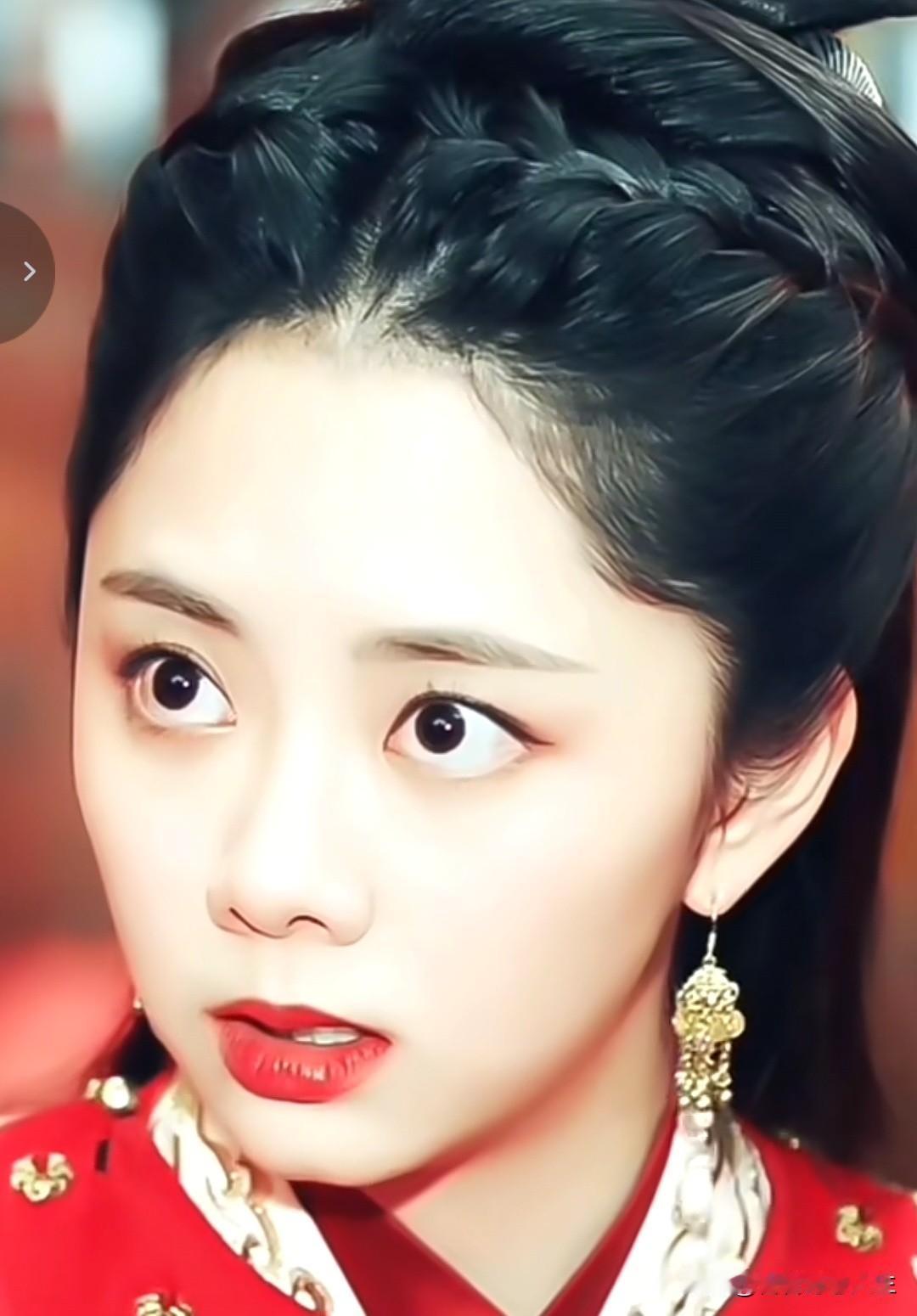 哇塞🤩松韵古典妆容，红唇与黑发相映成辉，尽显东方古典美！ [赞][赞][赞]