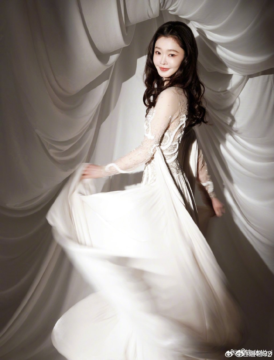 宋轶胎毛刘海 宋轶这胎毛刘海也太会了！细碎绒毛轻贴额角，瞬间把脸型衬得小巧软糯，